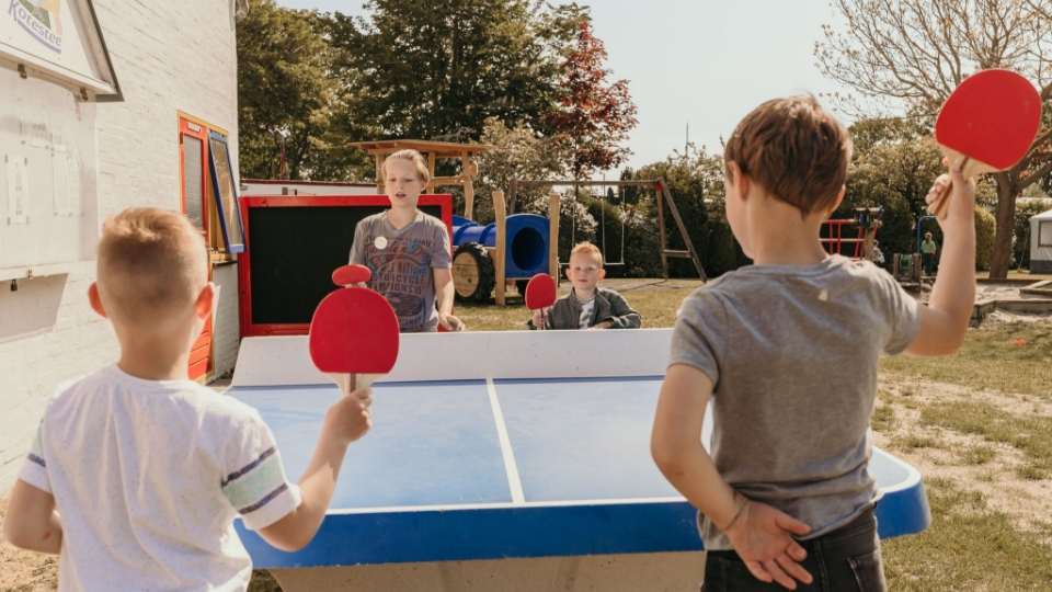 Kinderen spelen tafeltennis op camping Kotestee in Ouddorp.
