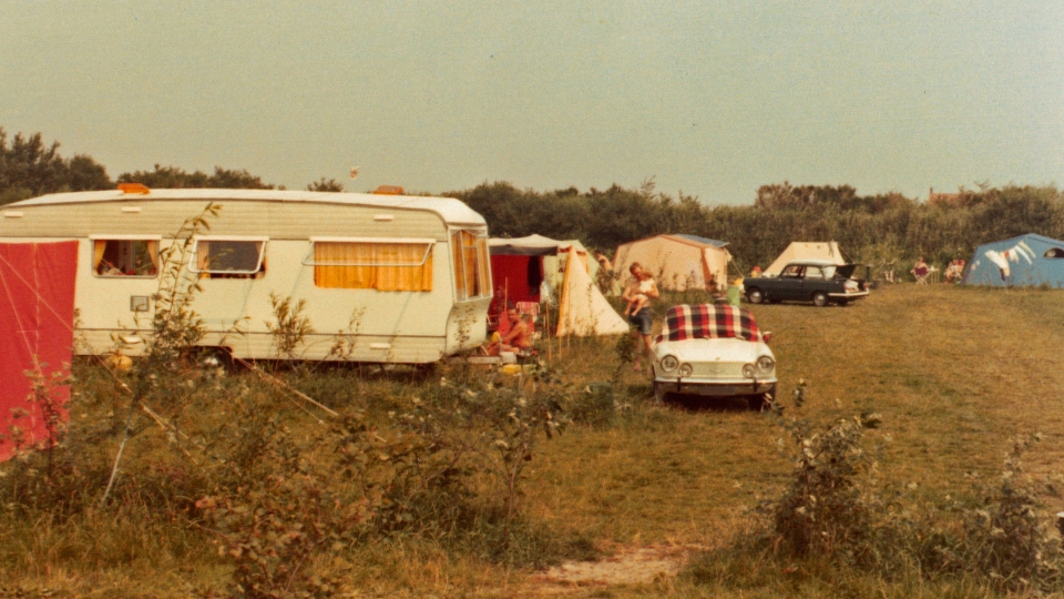 Camping Kotestee in de jaren zeventig met caravans, tenten en auto’s