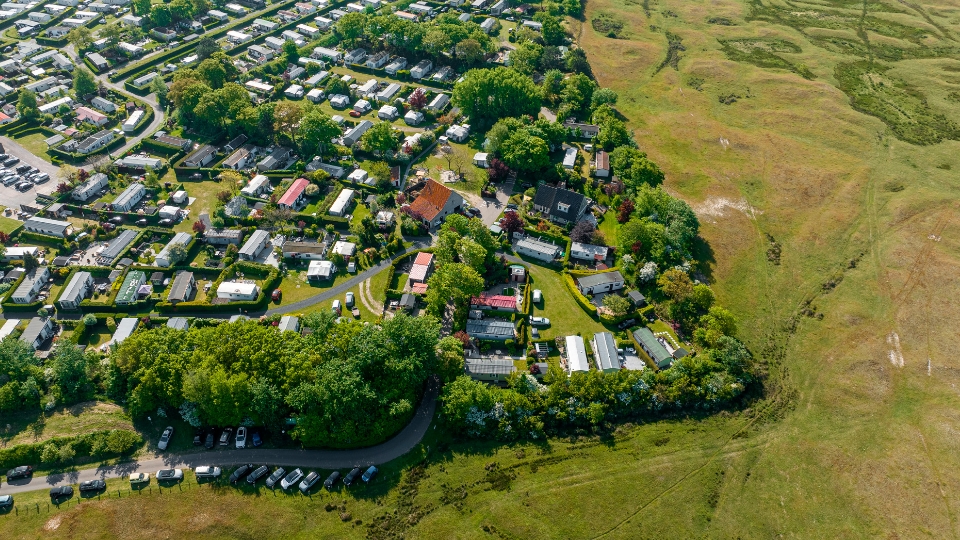 Luchtfoto van camping Kotestee naast de Westduinen in Ouddorp.