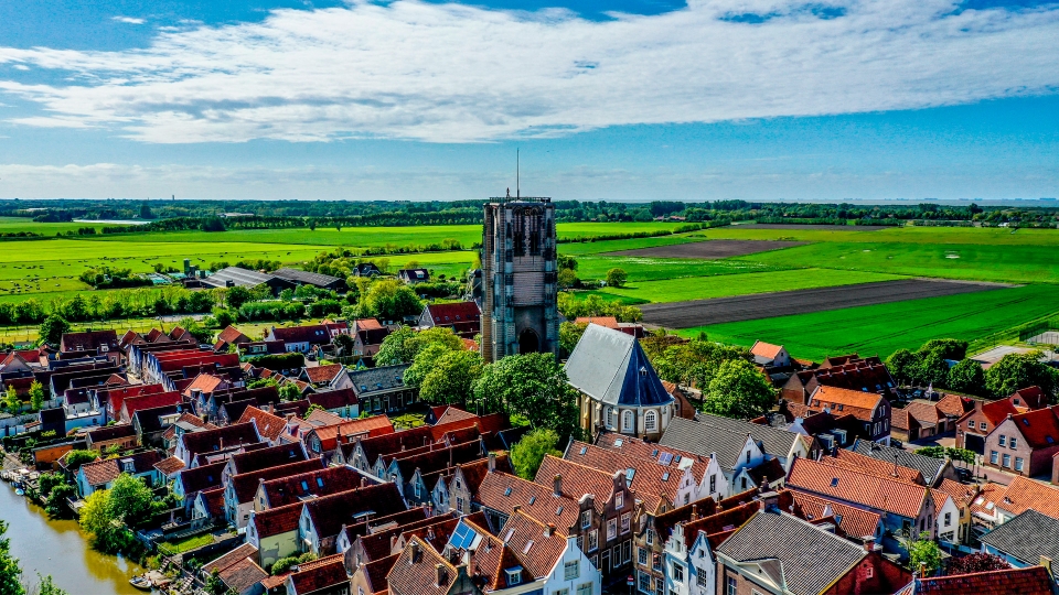 Luchtfoto van Goedereede met de toren en omliggende historische straatjes