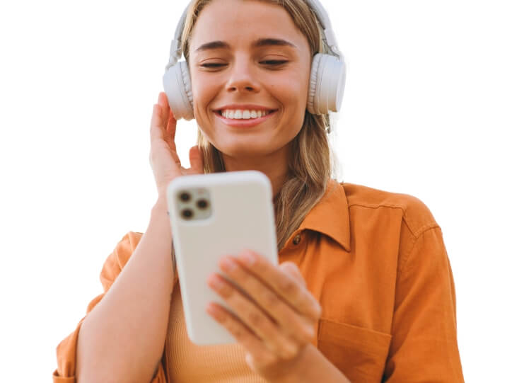 Vrouw met koptelefoon die een podwalk luistert op haar smartphone