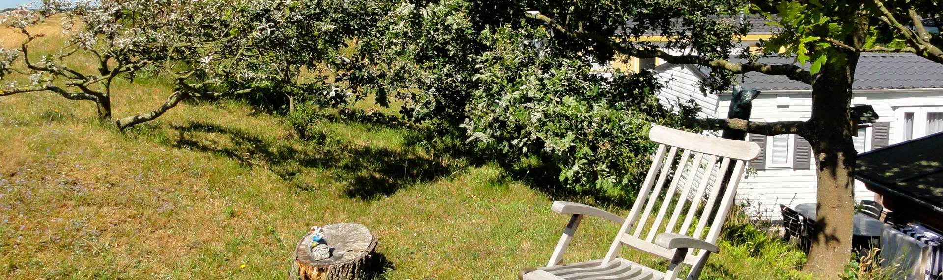 Ligstoel op een zandwal bij een stacaravan op camping Kotestee in Ouddorp.