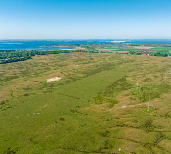 Luchtfoto van het schijnvliegveld in de Westduinen bij Ouddorp