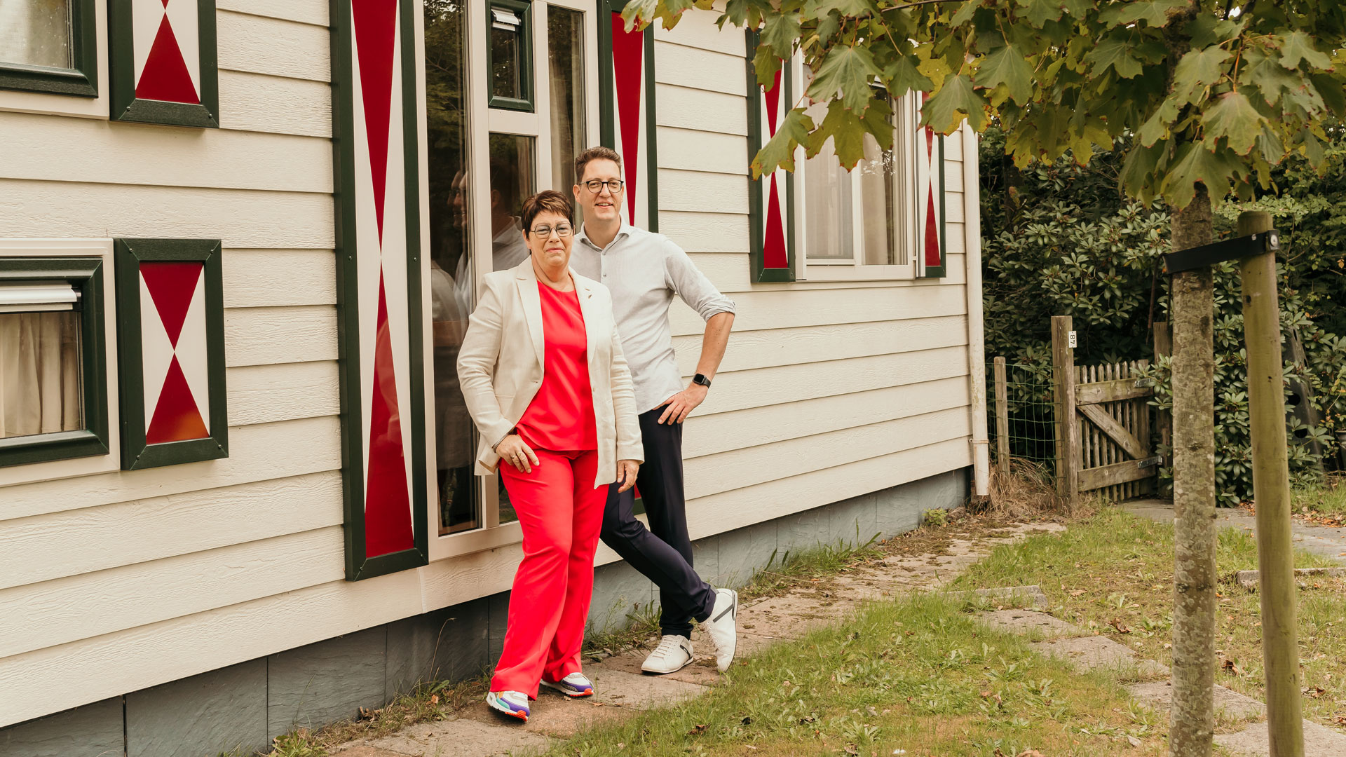 Beheerder Truus Verhage en eigenaar Patrick Polie bij chalet op camping Kotestee in Ouddorp