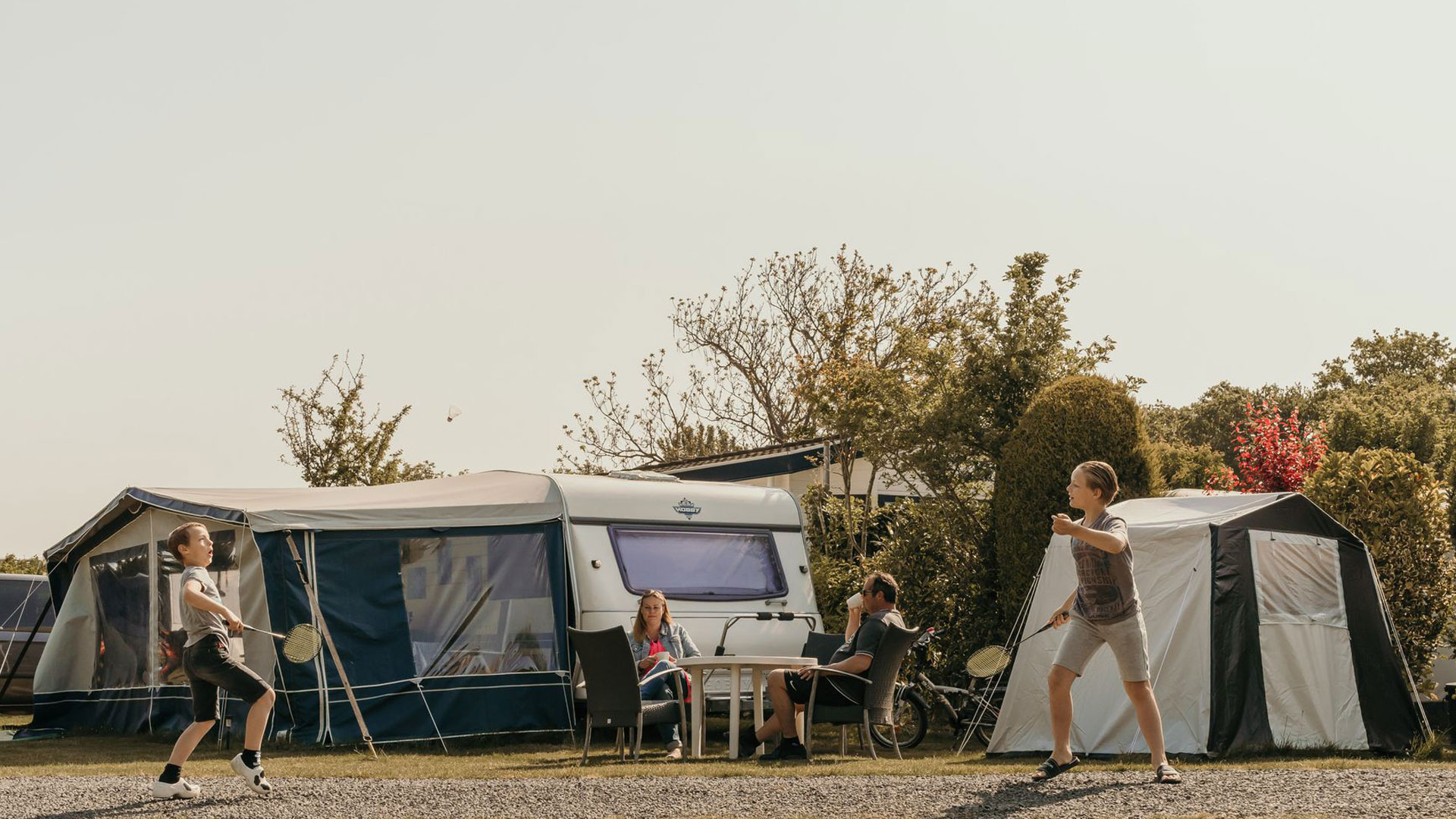 Gezin speelt badminton op camping Kotestee in Ouddorp