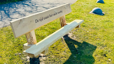 Houten bankje met tekst bij entree camping Kotestee in Ouddorp