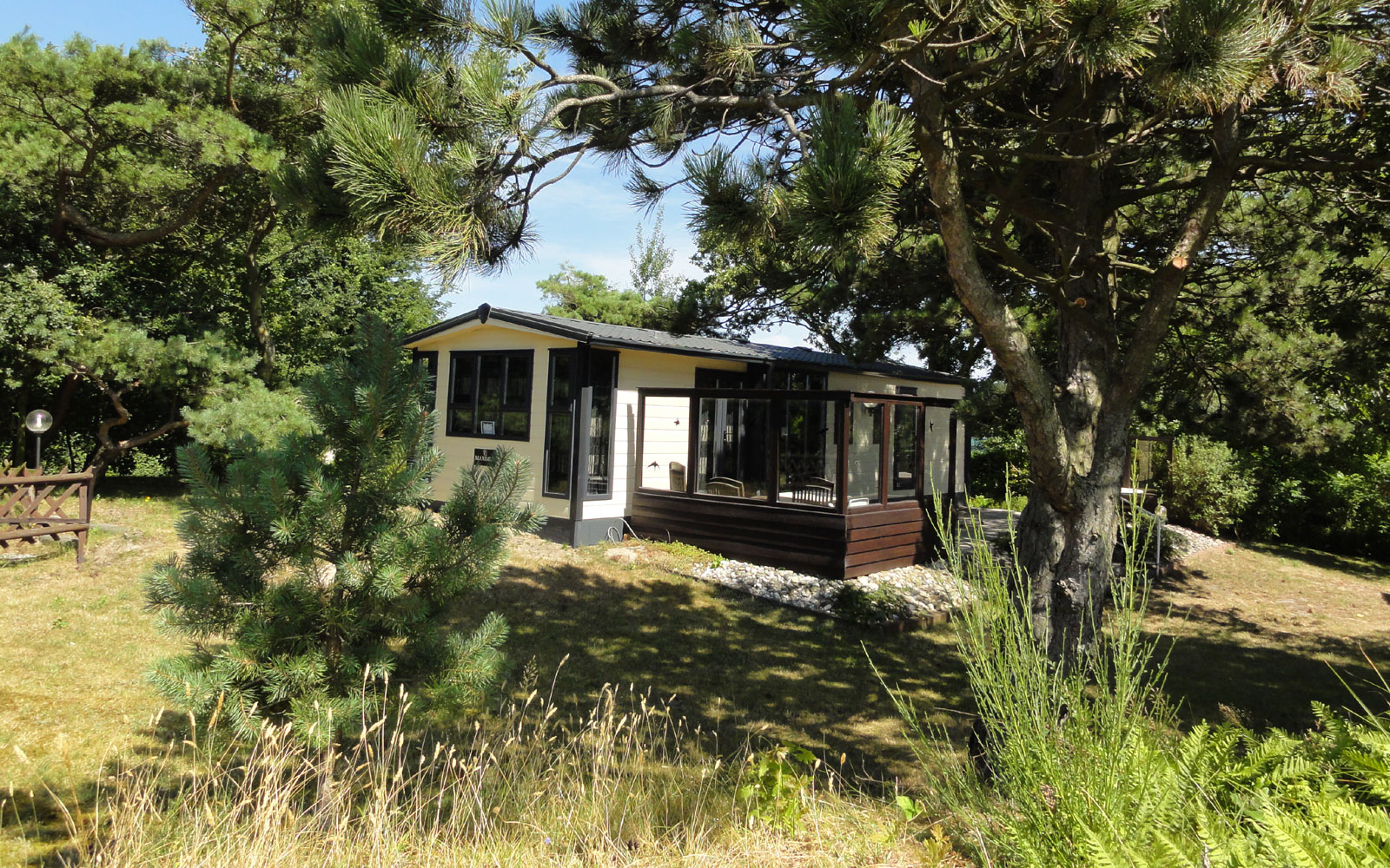 Chalet tussen de bomen op camping Kotestee in Ouddorp