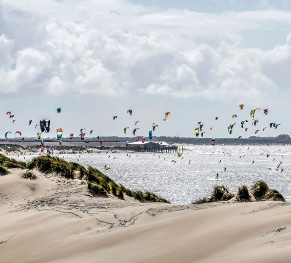Kitesurfers bij de Brouwersdam nabij Ouddorp.