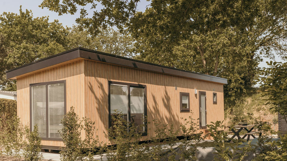 Modern houten chalet op camping in Ouddorp met terras