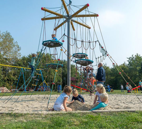 Kinderen spelen in speeltuin De Flipjes in Ouddorp