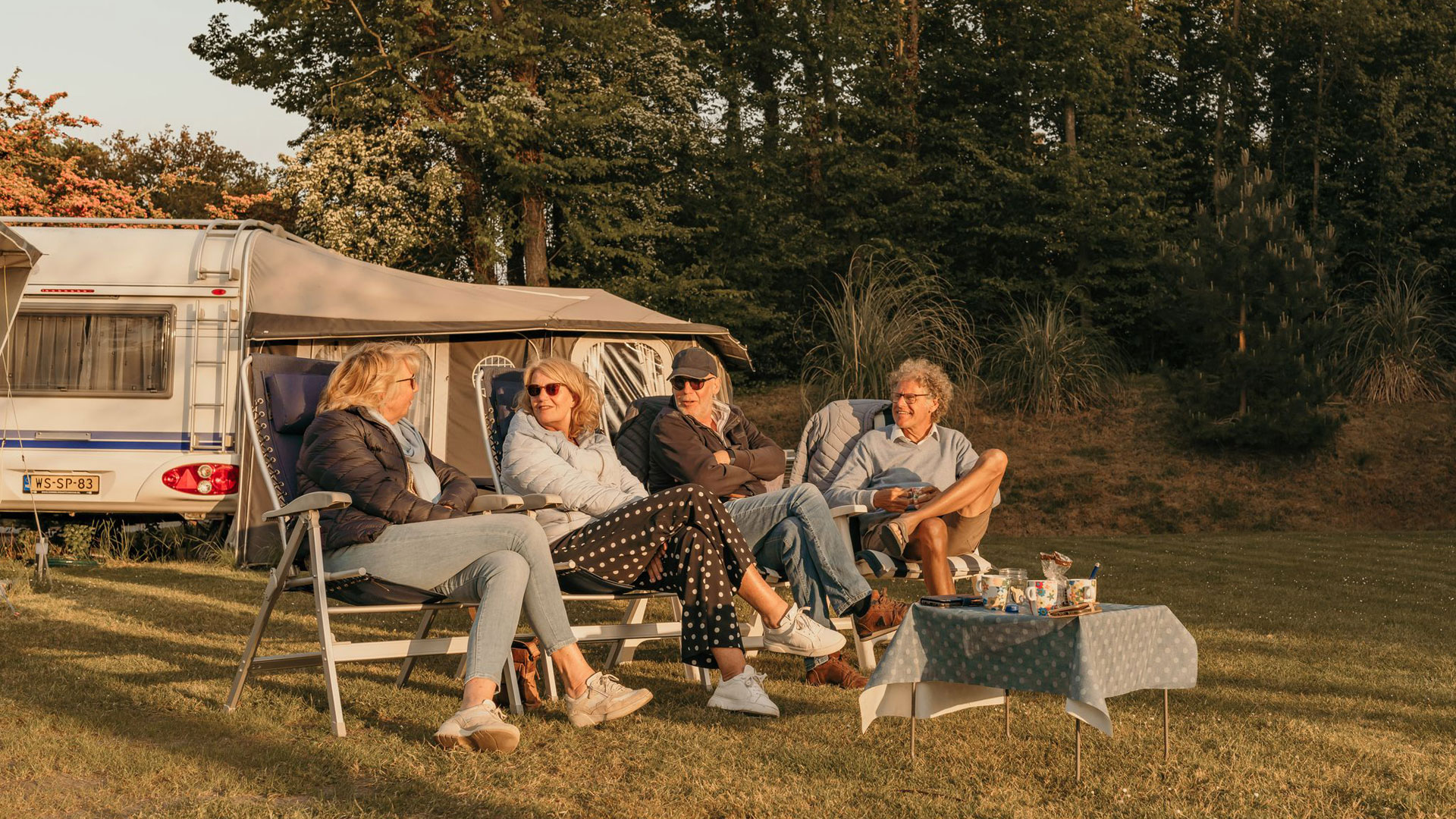 Gasten ontspannen bij caravan op camping Kotestee in Ouddorp