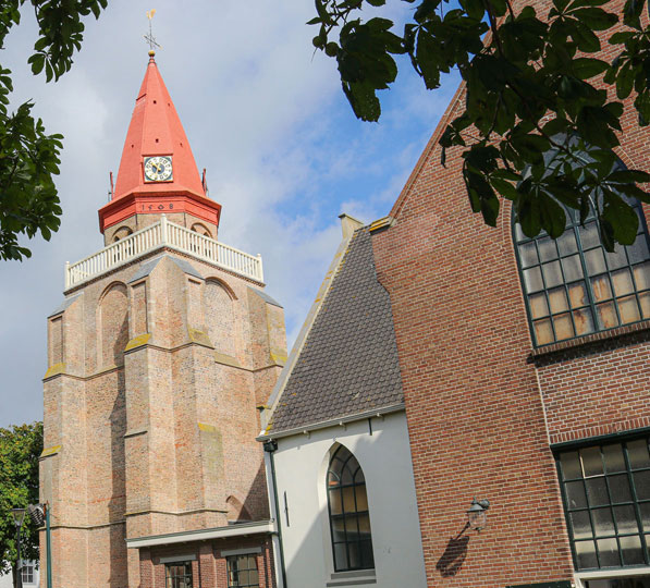Dorpskerk met toren in het centrum van Ouddorp