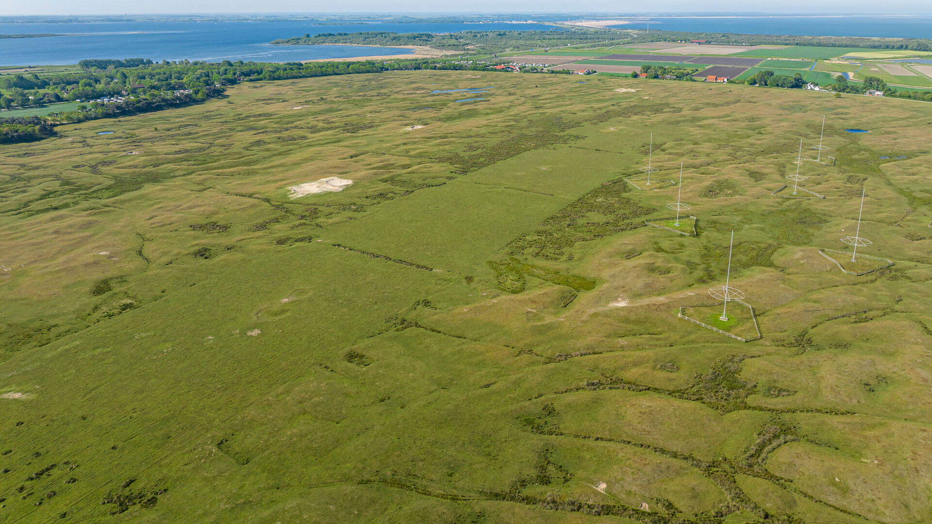 Luchtfoto van het schijnvliegveld in de Westduinen bij Ouddorp