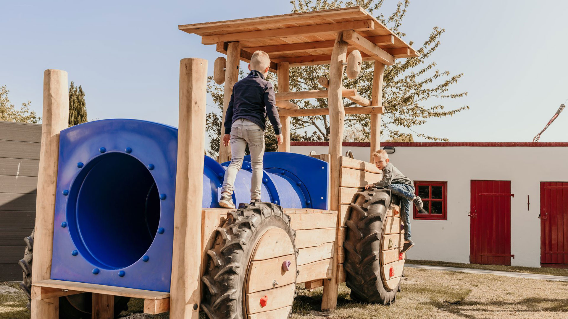 Kinderen spelen op speeltoestel op camping Kotestee in Ouddorp